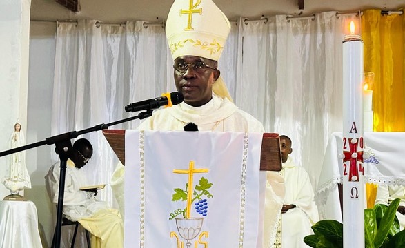 Bispo de Menongue preocupado com cidadãos que se alimentam do lixo