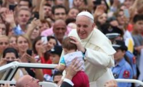 Papa conclui viagem à Albânia e lança apelos a favor do diálogo inter-religioso