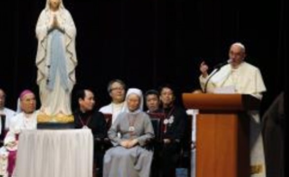 Papa encontra-se com líderes do apostolado laical