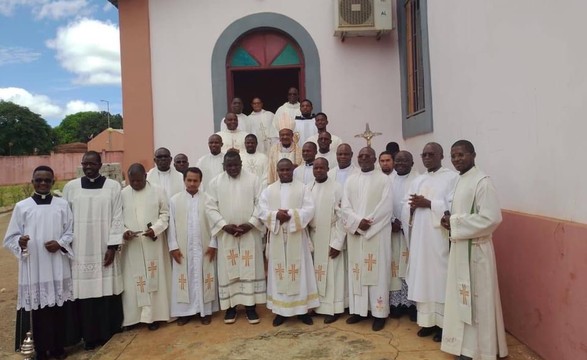 Missa dos Santos óleos em Mbanza Congo
