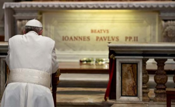 Vaticano: Papa Francisco rezou diante do túmulo de João Paulo II