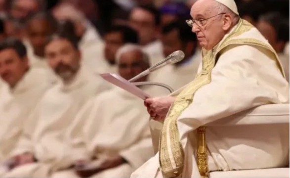 O Papa: que a força da ressurreição role as pedras que nos oprimem a alma