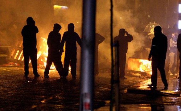 Polícia enfrenta manifestantes em Belfast pela quinta noite consecutiva