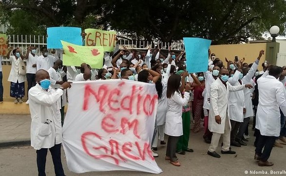 Médicos decidem manter greve apesar dos cortes salariais anunciados pelo executivo