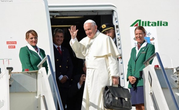 Papa partiu para primeira visita a Cuba