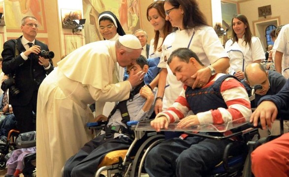 Papa sai em defesa dos direitos dos doentes e elogia quem se dedica a eles 