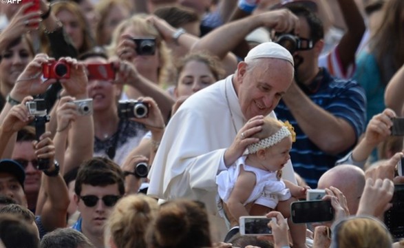 Menos burocracia e mais espírito familiar, propõe o Papa aos políticos