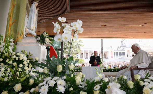 Papa reza o Terço em Fátima: “temos Mãe neste lugar”