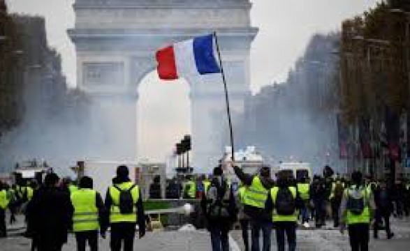 Paris: Coletes Amarelos, parar ou continuar?