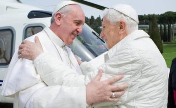 «Somos irmãos», diz Papa Francisco a Bento XVI durante encontro