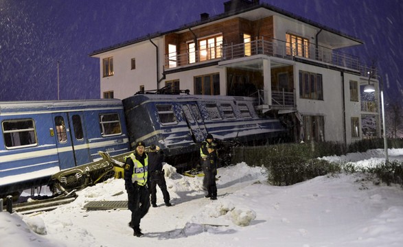Mulher rouba e conduz comboio contra um prédio perto de Estocolmo