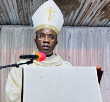 Há muitos cristãos preocupados com o canto, desprezando a eucaristia, diz D. Ndakalako