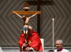 Pregador do Papa destacou que «ninguém é excluído» do convite que Jesus «dirige ao mundo do alto da cruz»