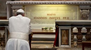 Vaticano: Papa Francisco rezou diante do túmulo de João Paulo II
