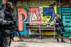 Cinco mortos em operação policial antes de ocupação de favelas no Rio