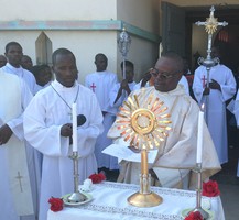 Bispo de Menongue exorta “o corpo de jesus dá-nos a vida eterna”