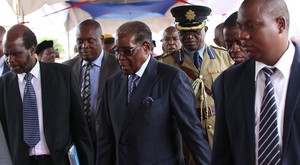Moção de destituição de Mugabe será apresentada nas duas câmaras do parlamento