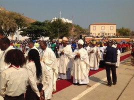 Missa de acolhimento marcada com a presença de centenas de peregrinos 