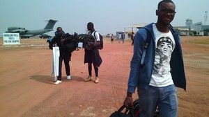 Jovens católicos angolanos de malas feitas para a 1ª jornada nacional da juventude, no Huambo