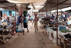 Arcebispo leva mensagem de esperança as vendedoras do mercado dos kwanzas 
