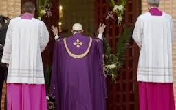Pela 1ª vez Papa abri a porta santa de um Jubileu fora de Roma