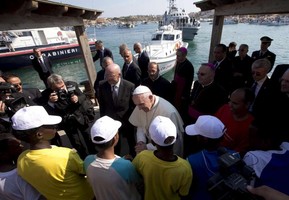 Papa condena os “mercadores de carne humana”