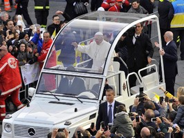 Papa inicia visita à Toscânia com apelos em defesa da dignidade dos trabalhadores
