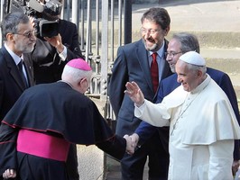 Papa faz visita histórica e pede «perdão» por confrontos no passado