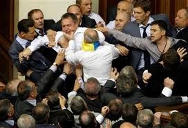 Cerimônia na Ucrânia é interrompida por protestos contra o governo