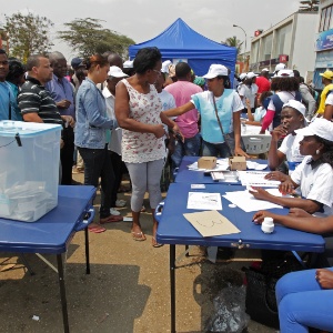 31ago2012---eleitores-votam-para-as-eleicoes-presidenciais-no-centro-de-luanda-o-candidato-do-mpla-jose-eduardo-dos-santos-no-poder-desde-1979-e-candidato