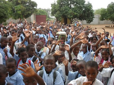 alunnos_escola_molenvos_luanda.jpg