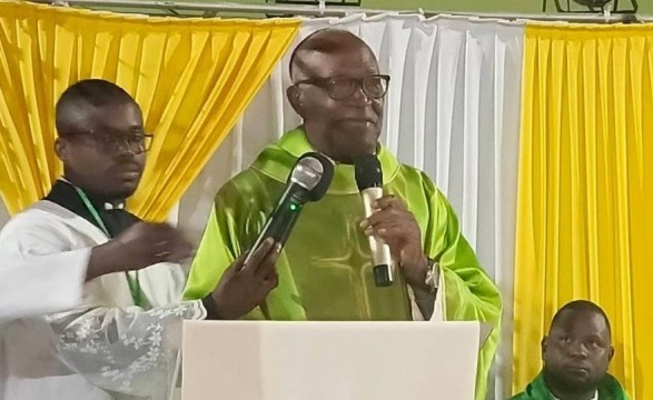 Simpósio 50 anos da Diocese do Sumbe-Dom Zacarias Kamuenhu Arcebispo do Lubango da o seu testemunho