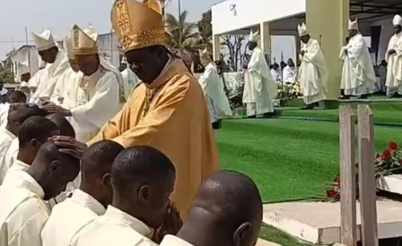 Diocese do Sumbe Celebra Ordenação de 28 Novos Sacerdotes no Encerramento do Jubileu dos 50 Anos