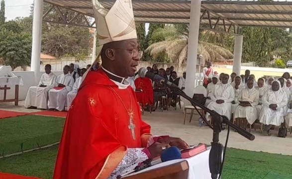 Na festa da Exaltação da Cruz, D. Lunguieky celebra jubileu com Filhas da Virgem das Dores