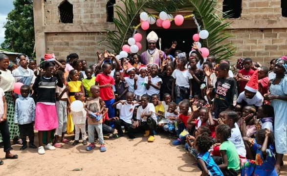 Nossa Senhora de Lurdes no bairro Muakumbi, acolheu festa de Natal da Criança em Saurimo