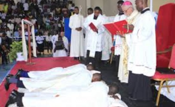 Domingo de Cristo Rei, Diocese de Lwena ganha três novos padres
