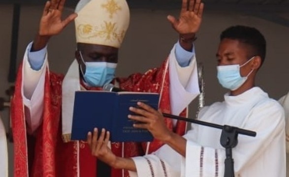 Eucaristia sinal de unidade e a única força capaz de transformar a humanidade, exorta Arcebispo do Lubango