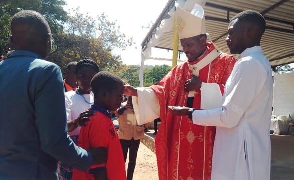 Com apelos a defesa e protecção da criança Dom Mbilingi encerra visita pastoral