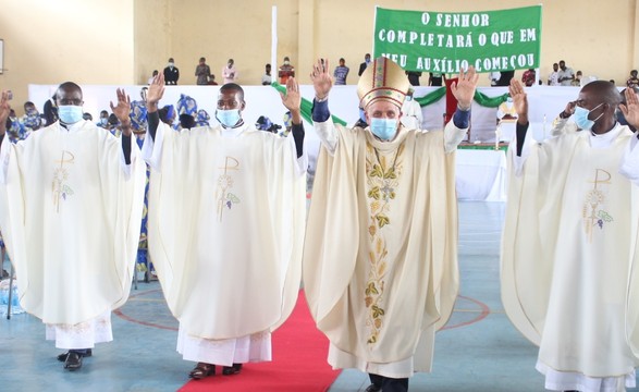 Na festa de Cristo Rei Lwena ganha 3 sacerdotes