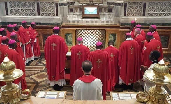 Bispos em oração no túmulo de São Paulo