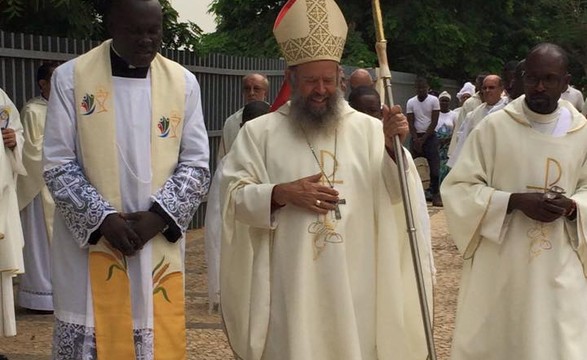 Nos 9 anos da Diocese comunidade reunida em missa solene