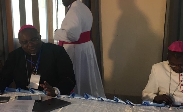 Dom Belmiro Chissengueti Resumo do primeiro dia de trabalho dos Bispos reunidos em Sauimo