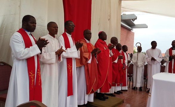 Na festa de Pentecoste Dom Kiala afirma que a única língua que se entende é a da caridade 