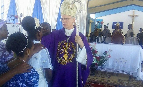 Núncio apostólico crisma mais de 140 fiéis na comunidade da Precol