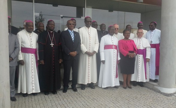 Governador do Namibe apresenta balanço anual aos Bispos católicos 