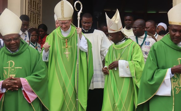 Secretário de Estado do Vaticano despede-se numa missa com religiosos e religiosas