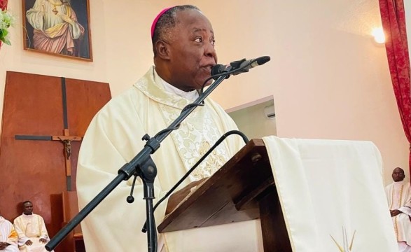 No lançamento da primeira pedra para edificação da Paróquia Santa Teresinha D. Filomeno fala em coragem e confiança