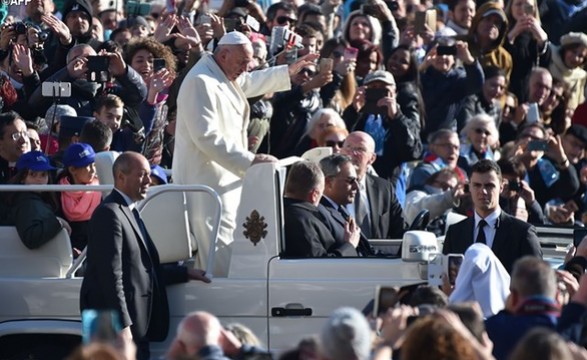 “Quem crê, tem um pedaço de céu a mais sobre a cabeça” Papa