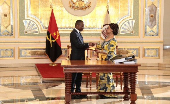 Carolina Cerqueira faz a passagem de pasta ao novo presidente da AN