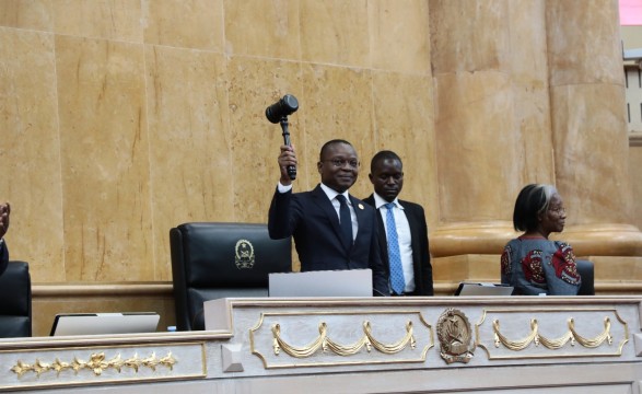 Novo líder do parlamento angolano defende instituições fortes e fiscalização do Executivo